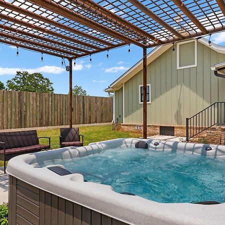 Blumenhaus Sleeps 6 Full Kitchen Plus Hot Tub Fredericksburg Extérieur photo