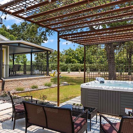 Blumenhaus Sleeps 6 Full Kitchen Plus Hot Tub Fredericksburg Extérieur photo