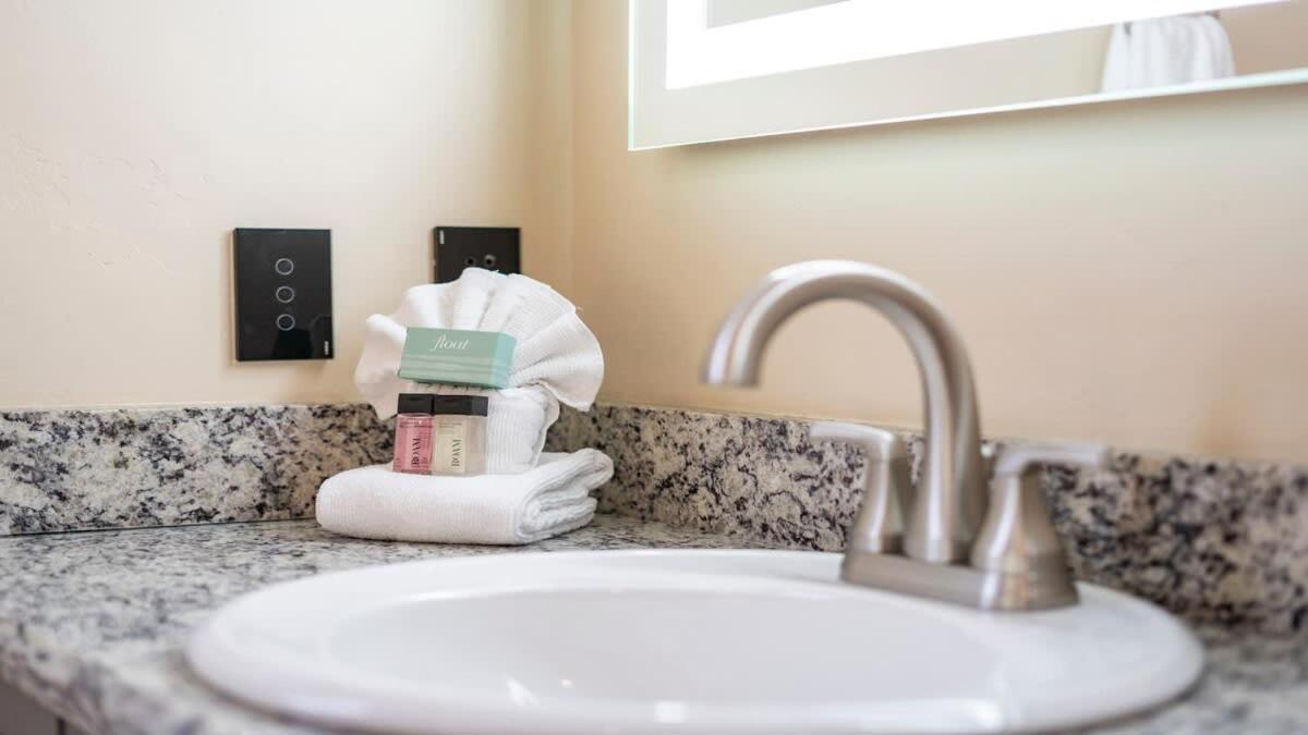 Blumenhaus Sleeps 6 Full Kitchen Plus Hot Tub Fredericksburg Extérieur photo