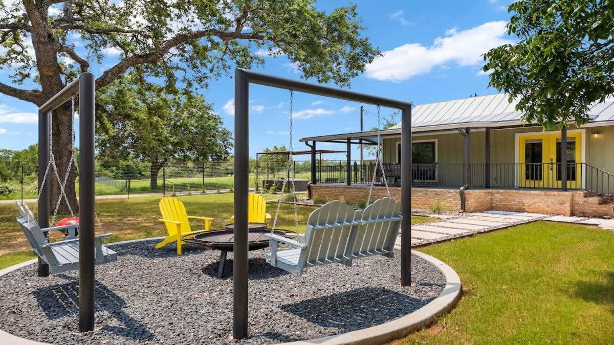 Blumenhaus Sleeps 6 Full Kitchen Plus Hot Tub Fredericksburg Extérieur photo