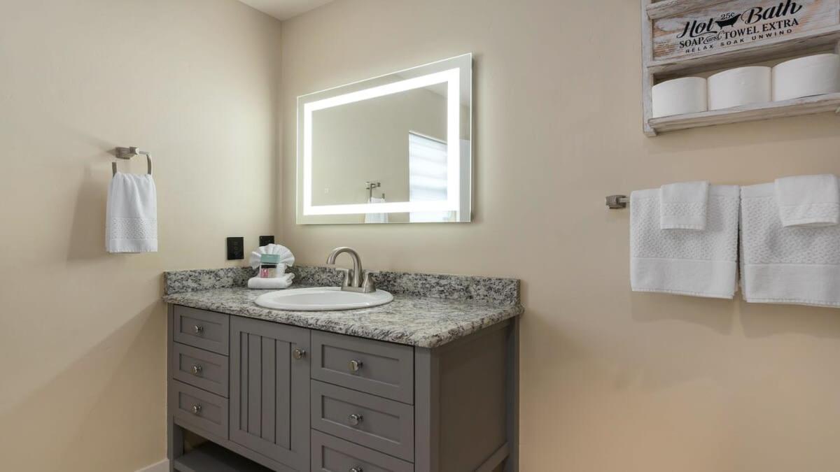 Blumenhaus Sleeps 6 Full Kitchen Plus Hot Tub Fredericksburg Extérieur photo