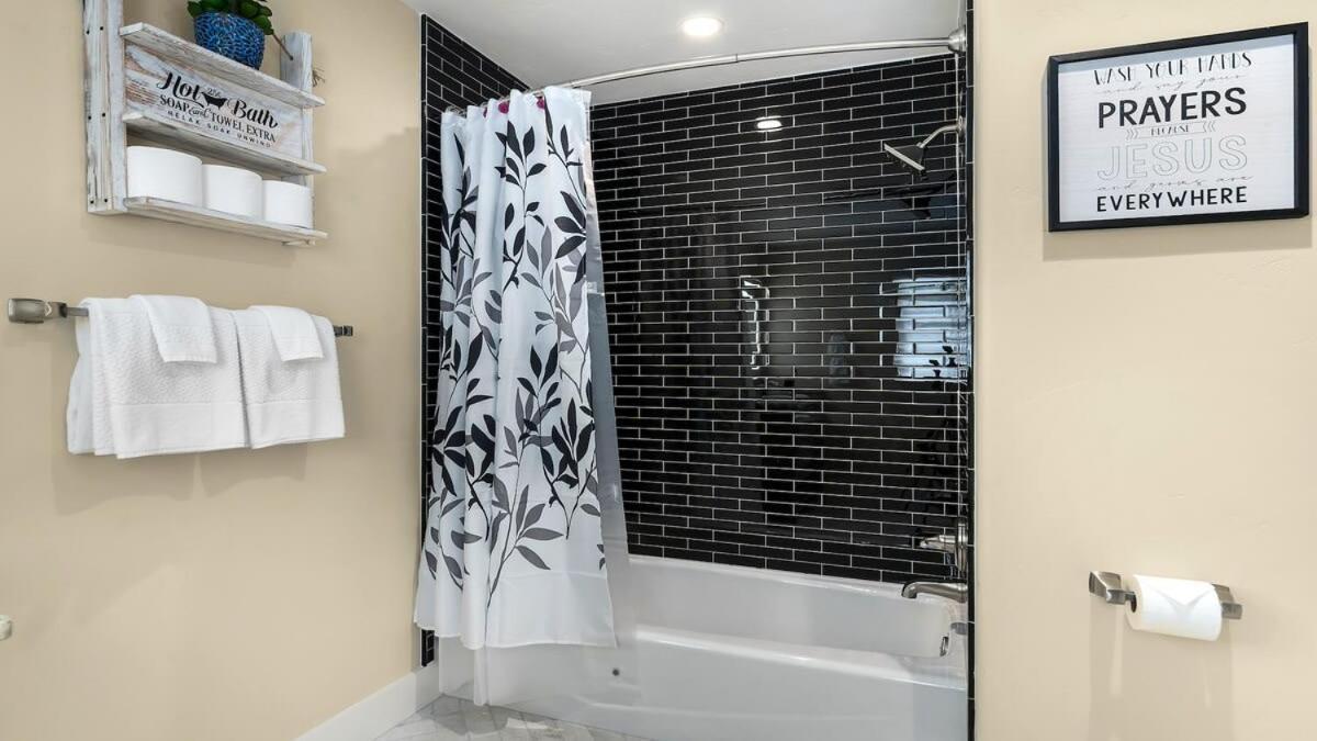 Blumenhaus Sleeps 6 Full Kitchen Plus Hot Tub Fredericksburg Extérieur photo