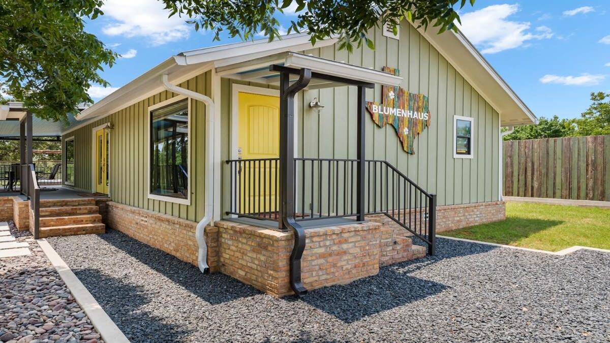 Blumenhaus Sleeps 6 Full Kitchen Plus Hot Tub Fredericksburg Extérieur photo