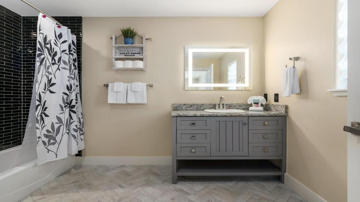 Blumenhaus Sleeps 6 Full Kitchen Plus Hot Tub Fredericksburg Extérieur photo