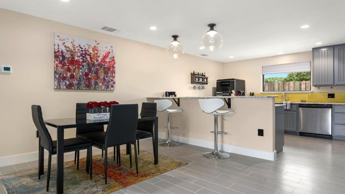 Blumenhaus Sleeps 6 Full Kitchen Plus Hot Tub Fredericksburg Extérieur photo