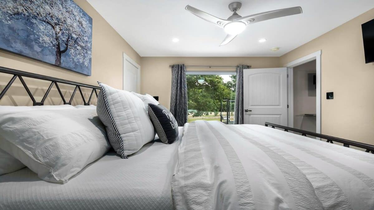 Blumenhaus Sleeps 6 Full Kitchen Plus Hot Tub Fredericksburg Extérieur photo