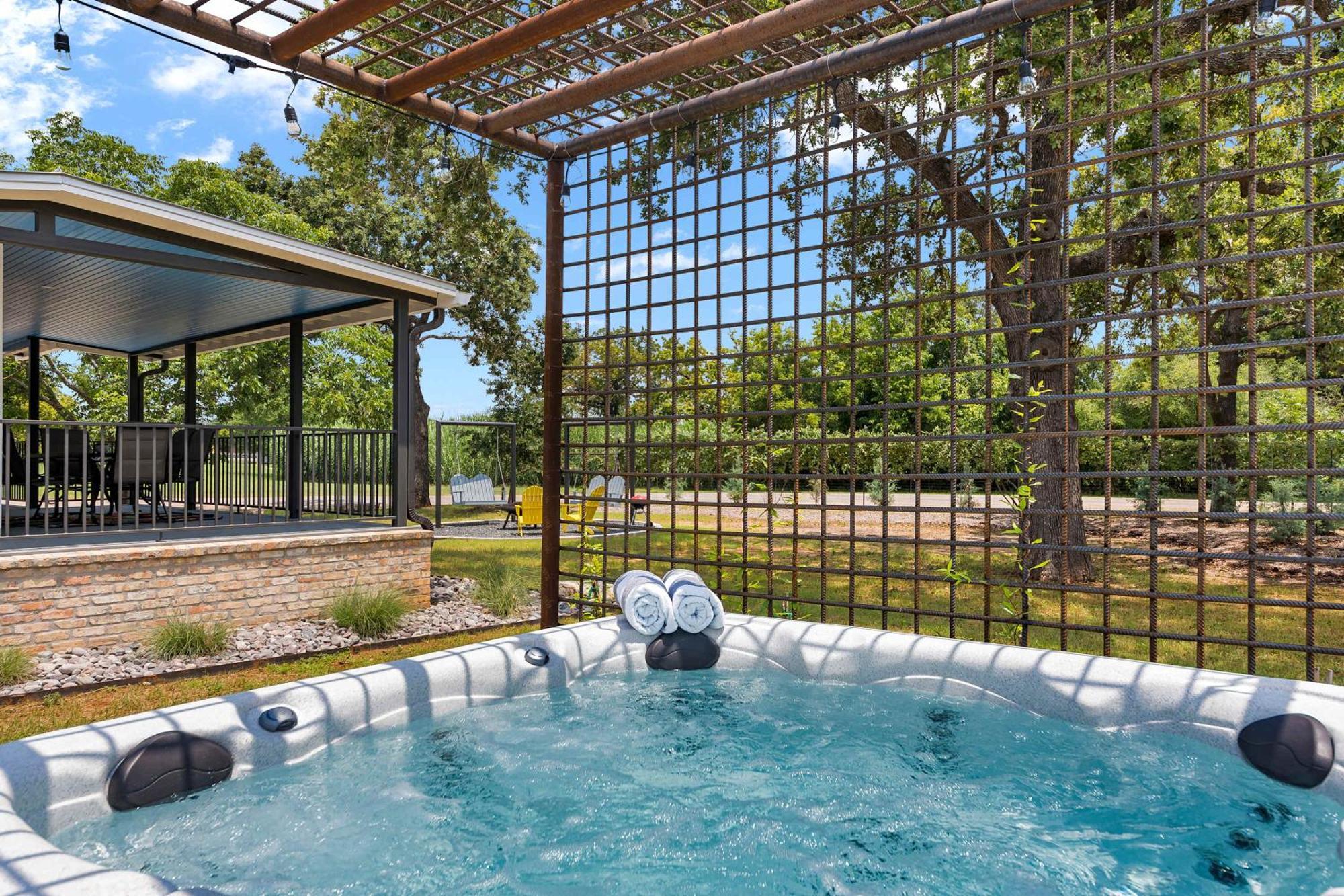 Blumenhaus Sleeps 6 Full Kitchen Plus Hot Tub Fredericksburg Extérieur photo