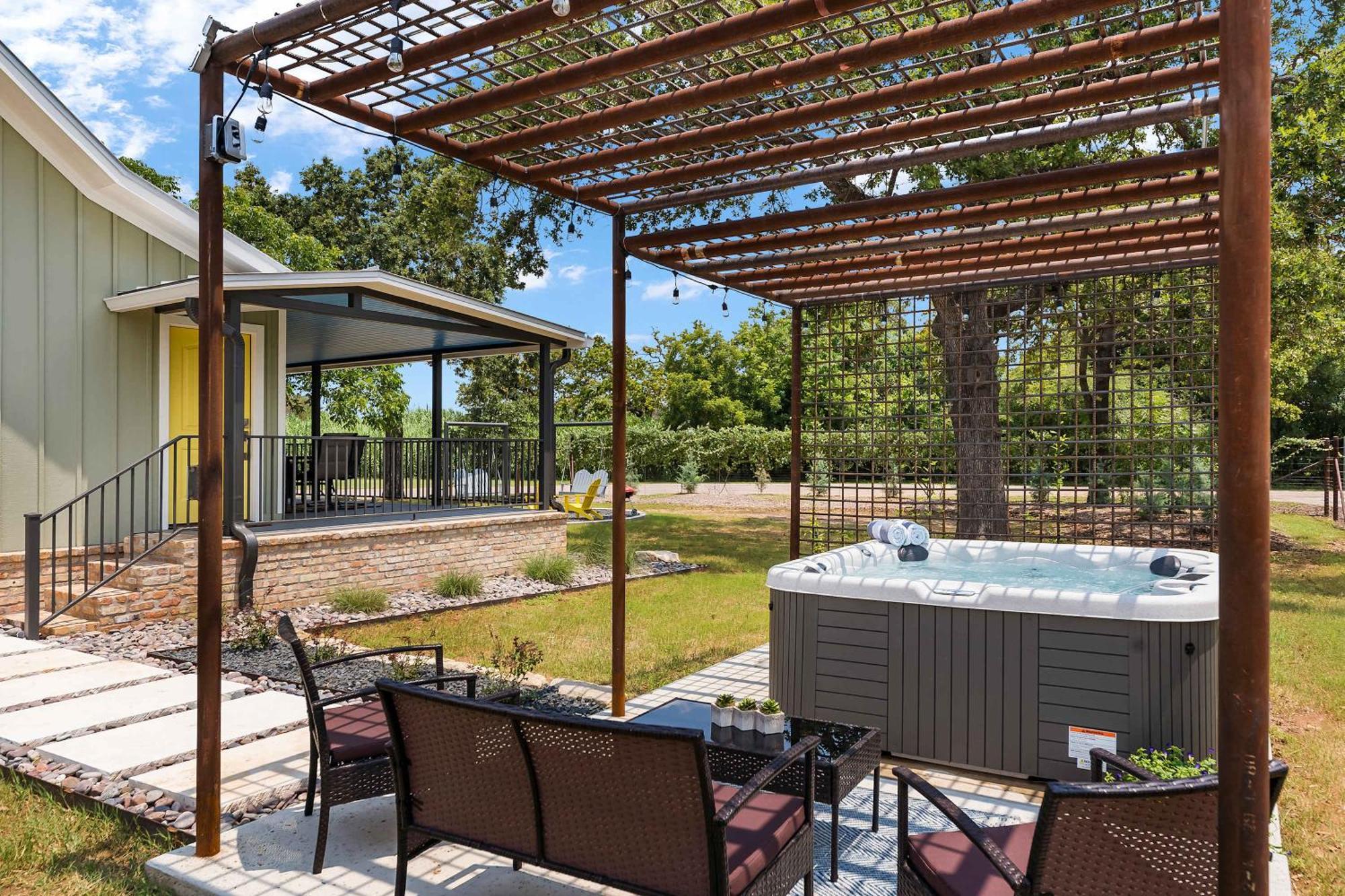 Blumenhaus Sleeps 6 Full Kitchen Plus Hot Tub Fredericksburg Extérieur photo